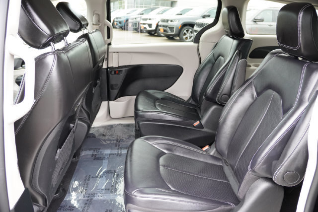 Certified 2024 Chrysler Pacifica Limited FWD image 17