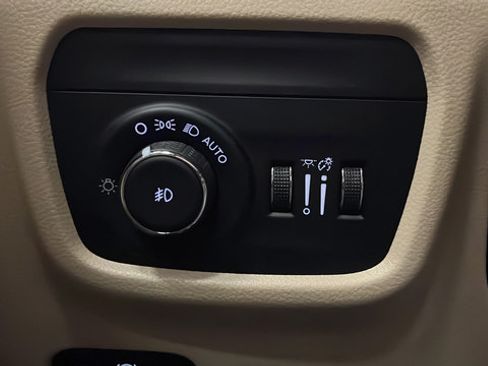 Used 2022 Jeep Grand Cherokee L Limited w/ Luxury Tech Group II AWD/4WD image 38