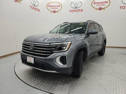 Used 2024 Volkswagen Atlas SE w/ Panoramic Sunroof Package FWD image 2