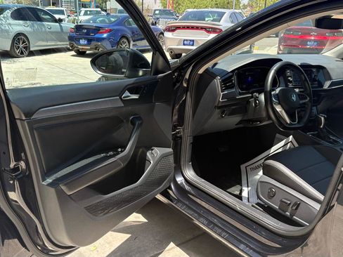 Used 2024 Volkswagen Jetta SE FWD image 19