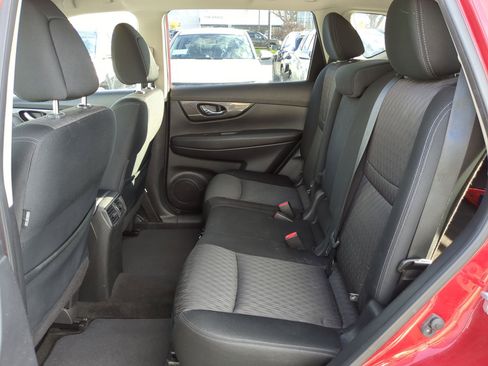 Used 2017 Nissan Rogue SV w/ SV Premium Package image 30