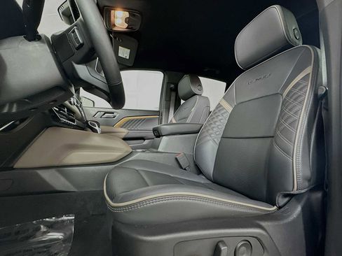 Used 2024 GMC Canyon Denali image 5