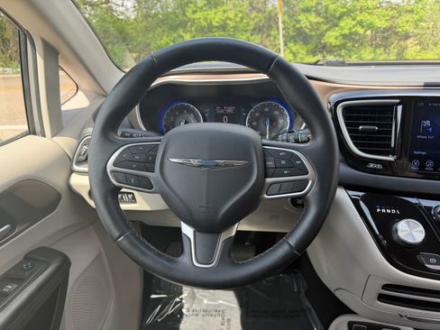 Used 2017 Chrysler Pacifica Touring-L FWD image 48