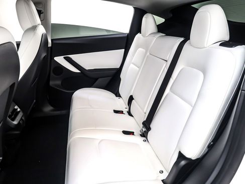 Used 2021 Tesla Model Y Long Range image 8