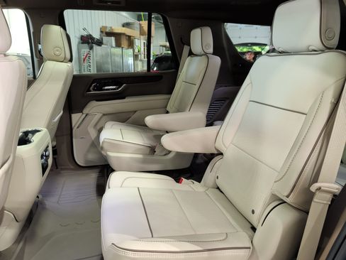 Used 2025 GMC Yukon Denali w/ Sun & Power Step Package AWD/4WD image 8