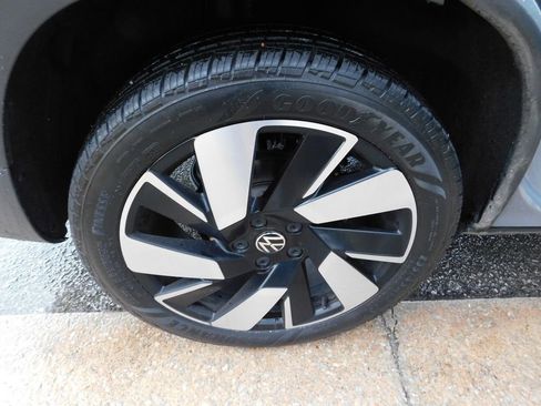 Used 2024 Volkswagen Taos SEL image 8