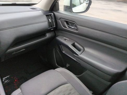 Used 2025 Nissan Pathfinder SV FWD image 17