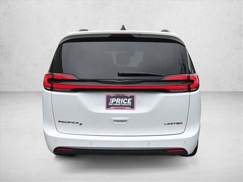 Used 2025 Chrysler Pacifica Limited FWD image 6