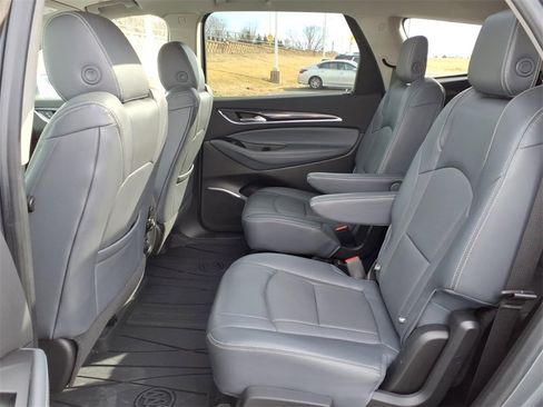 Used 2018 Buick Enclave Essence image 4