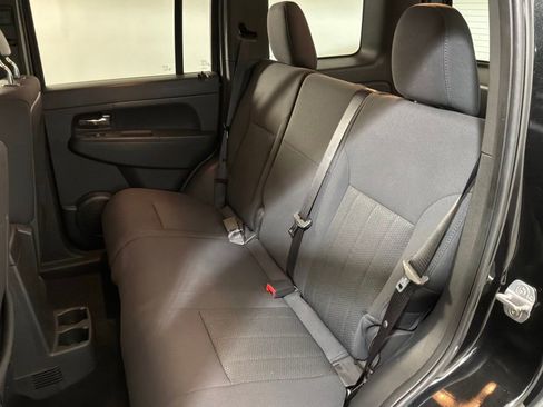 Used 2012 Jeep Liberty Sport image 17