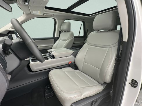 Used 2025 Ford Expedition Active AWD/4WD image 14