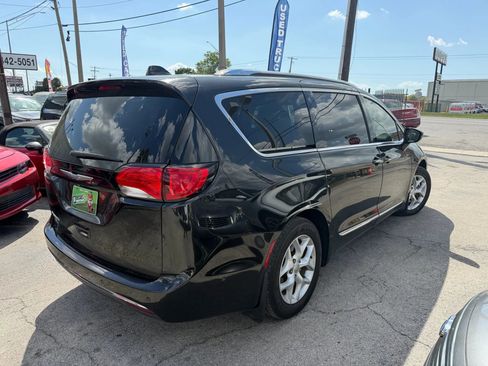 Used 2018 Chrysler Pacifica Touring-L w/ Advanced Safetytec Group image 4