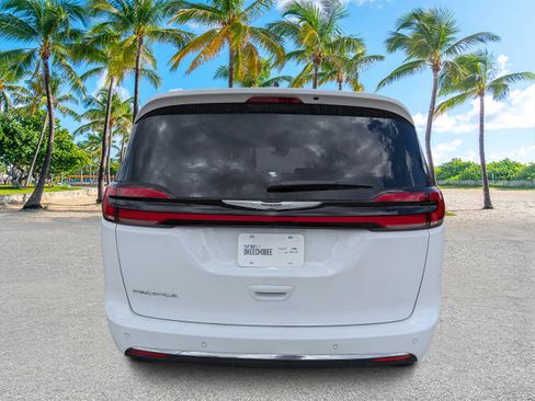 New 2025 Chrysler Pacifica Select image 4