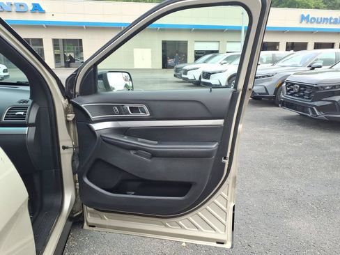 Used 2017 Ford Explorer XLT AWD/4WD image 18