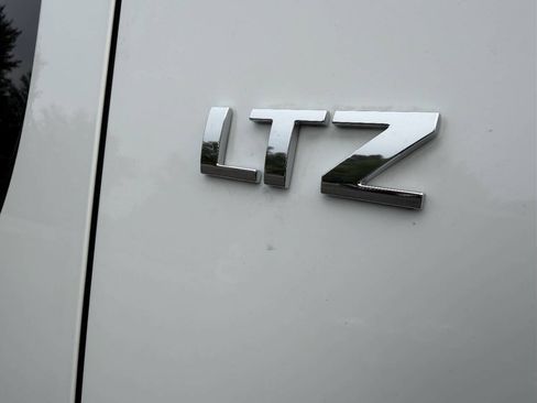 Used 2010 Chevrolet Suburban LTZ RWD image 9
