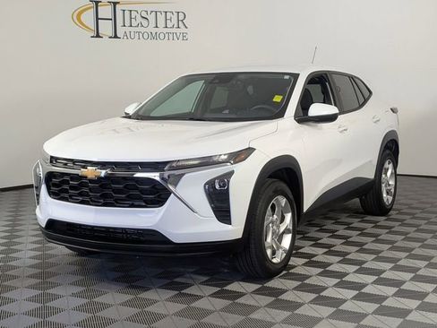 Used 2024 Chevrolet Trax LS w/ LS Convenience Package FWD image 4