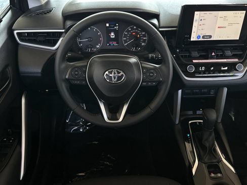 Used 2025 Toyota Corolla Cross LE FWD image 13