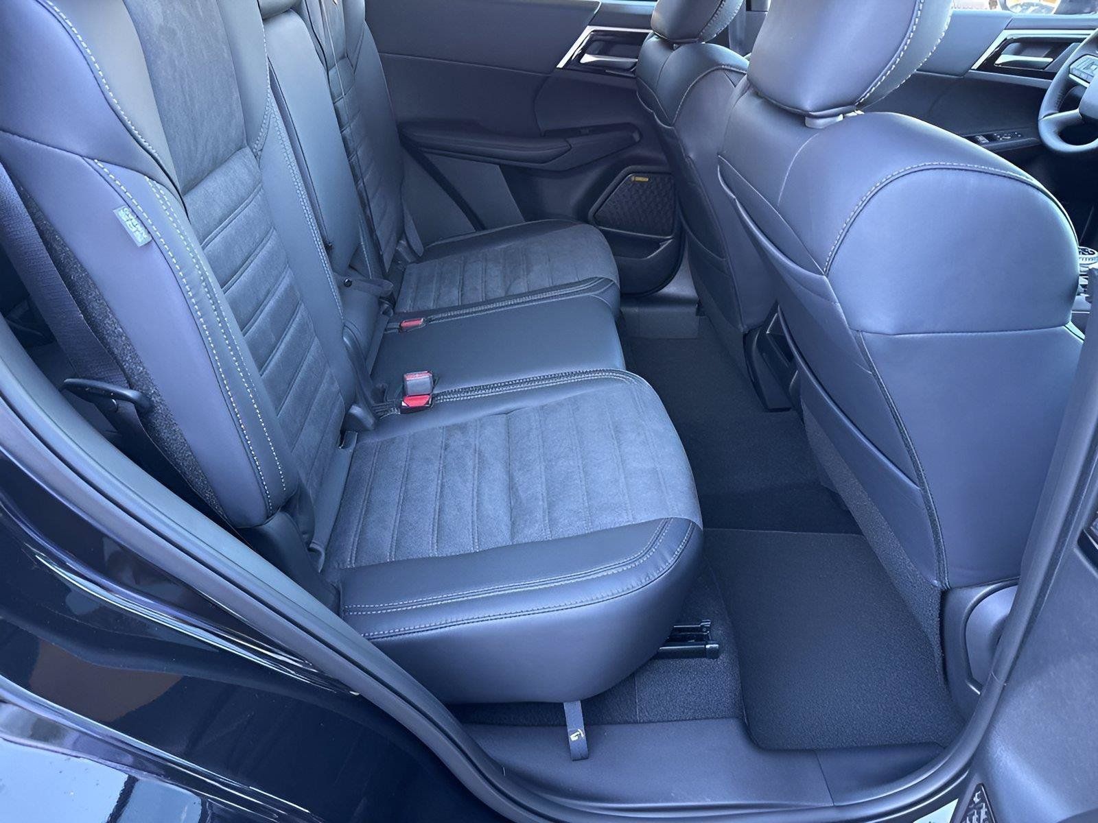Used 2025 Mitsubishi Outlander SE AWD/4WD image 29