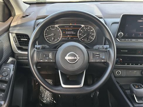 Used 2023 Nissan Rogue SV image 12