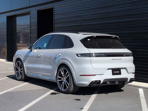 New 2026 Porsche Cayenne GTS image 3