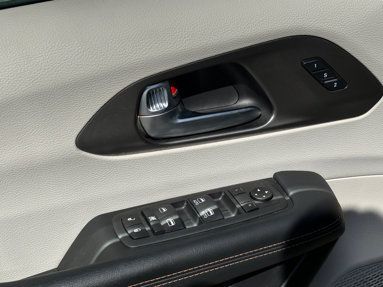 Used 2020 Chrysler Pacifica Touring-L w/ Advanced Safetytec Group FWD image 17