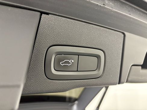 Used 2018 Volvo XC60 T6 Momentum w/ Vision Package image 38