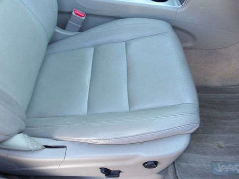 Used 2011 Jeep Grand Cherokee Laredo image 18