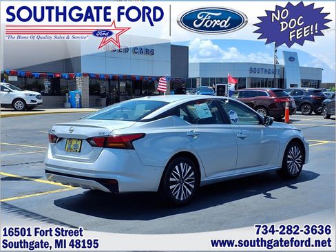 Used 2024 Nissan Altima 2.5 SV FWD image 2