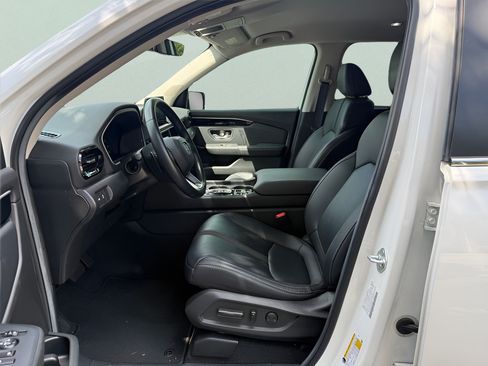 Certified 2025 Honda Pilot EX-L image 9