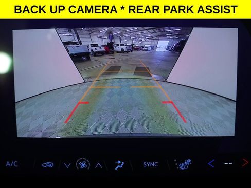 Used 2025 Chevrolet Traverse LT image 9