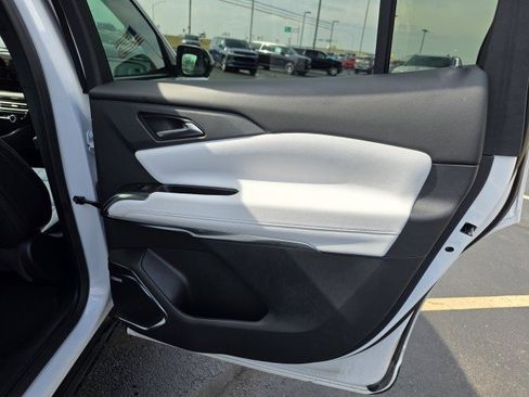 Used 2025 Chevrolet Traverse High Country image 21