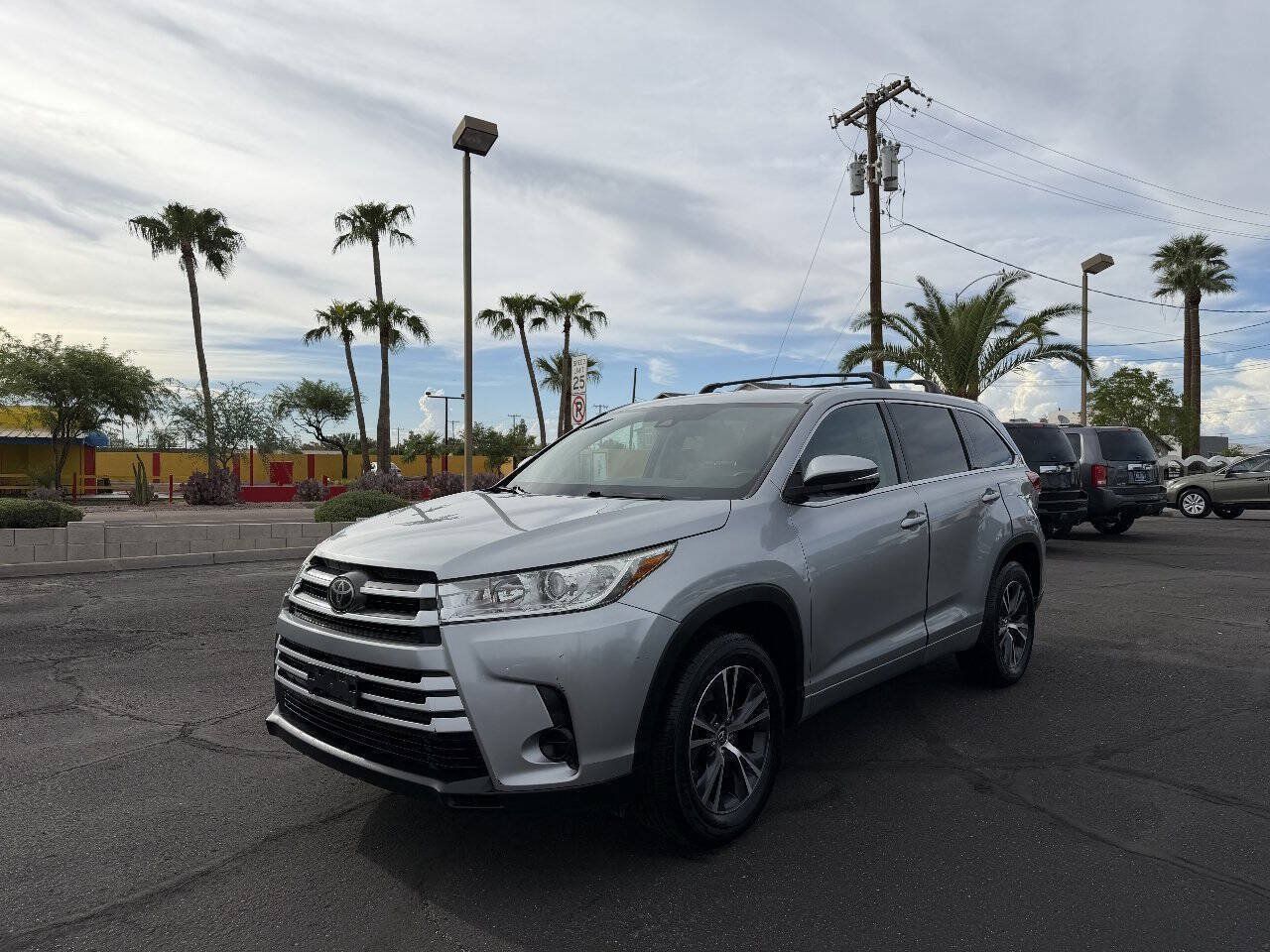 Used 2017 Toyota Highlander LE w/ Carpet Mat Package FWD image 2