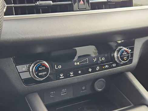 Used 2024 Mitsubishi Outlander SE image 25