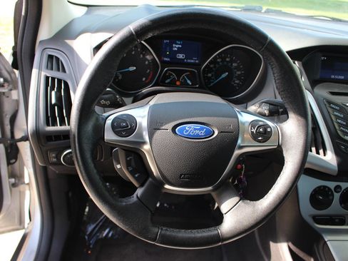 Used 2014 Ford Focus SE w/ SE Sport Package FWD image 19