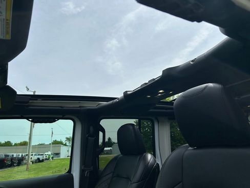 Used 2021 Jeep Wrangler Unlimited Sahara AWD/4WD image 37