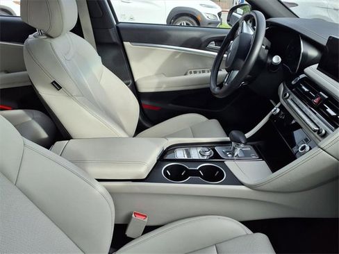Used 2025 Genesis G70 2.5T image 10