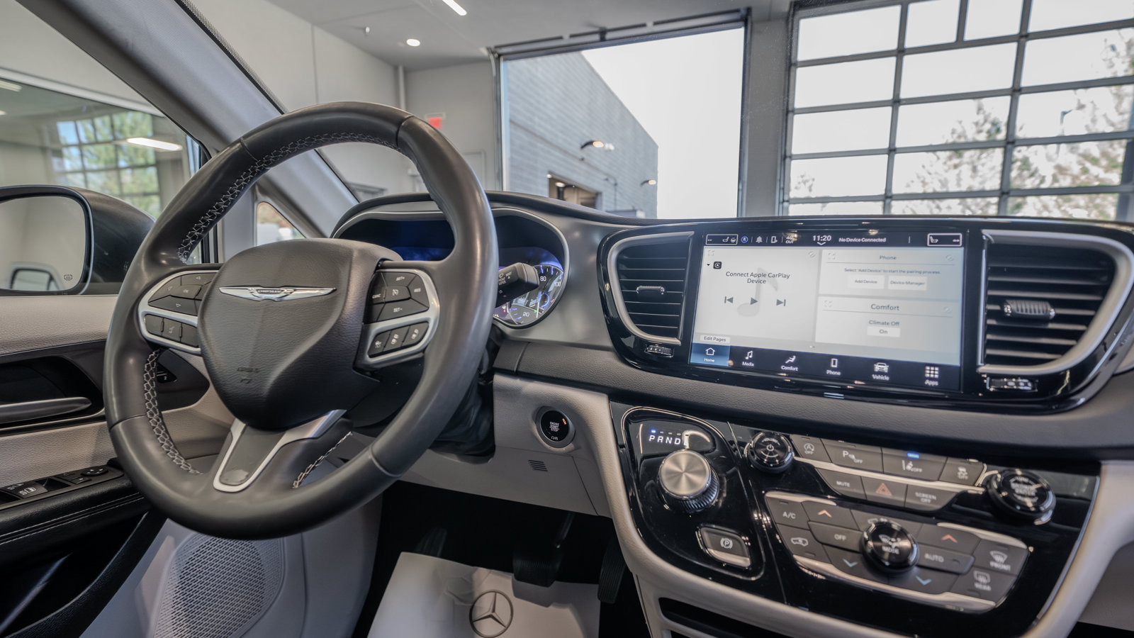 Used 2023 Chrysler Pacifica Touring-L FWD image 19