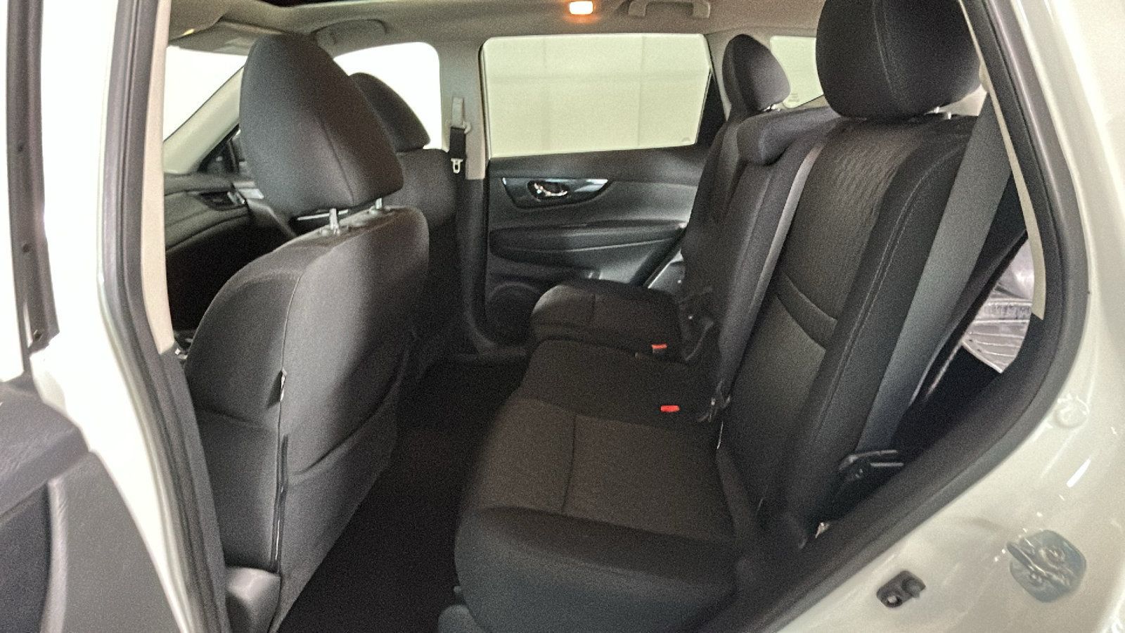 Used 2017 Nissan Rogue SV AWD/4WD image 32