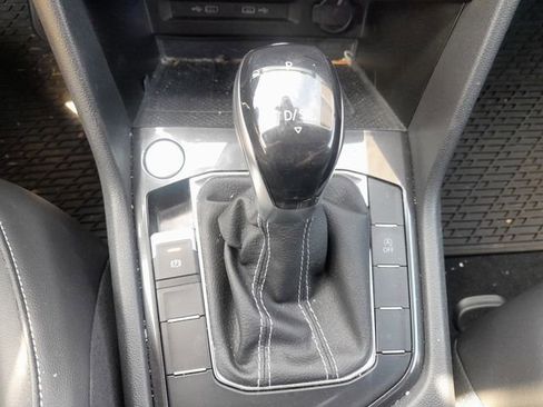 Used 2022 Volkswagen Tiguan SE image 12