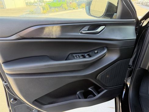 New 2025 Jeep Grand Cherokee L Altitude image 13