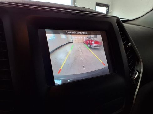 Used 2019 Jeep Cherokee Latitude w/ Popular Appearance Group FWD image 7