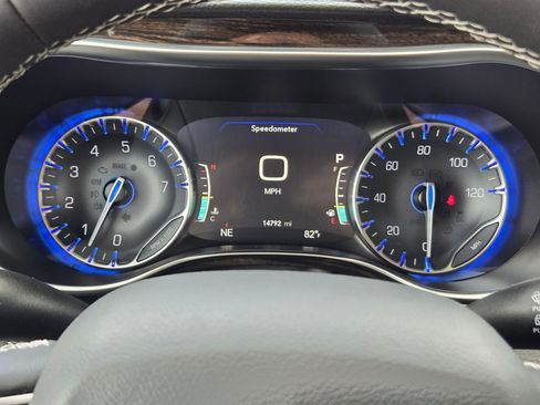 Used 2024 Chrysler Pacifica Limited w/ Uconnect Theater Family Group FWD image 14