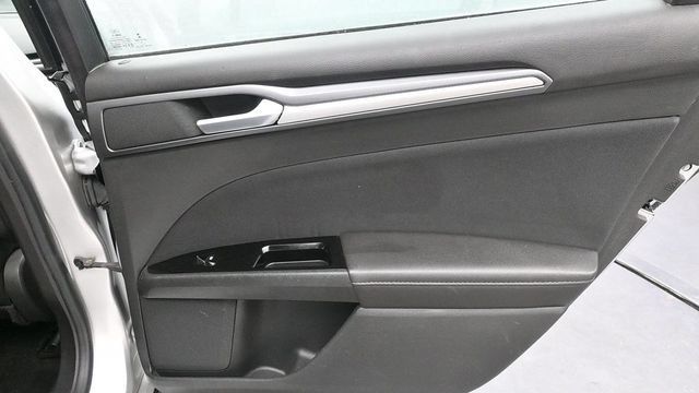 Used 2015 Ford Fusion SE FWD image 12
