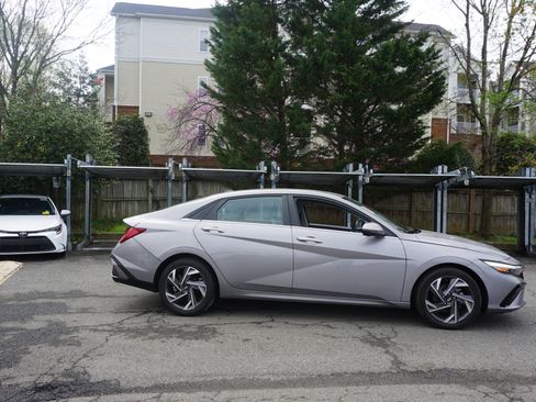 Used 2024 Hyundai Elantra Limited image 3