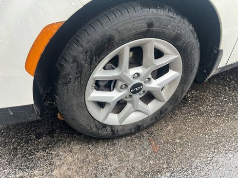 Used 2024 Kia Soul S FWD image 17