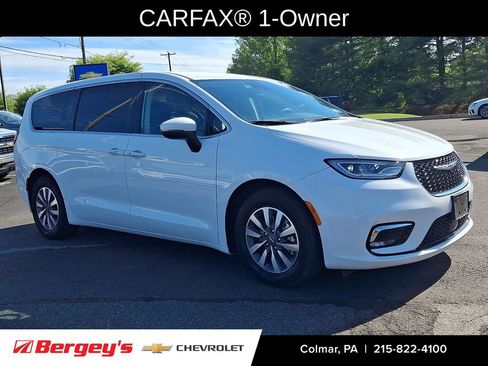 Used 2023 Chrysler Pacifica Touring-L FWD image 3