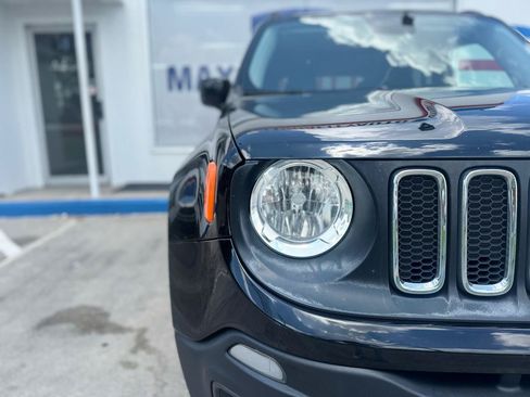 Used 2017 Jeep Renegade Latitude FWD image 12