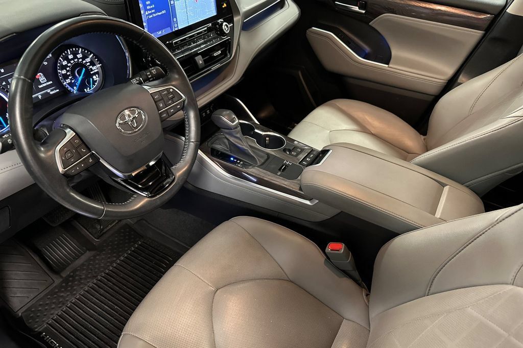 Used 2021 Toyota Highlander Platinum AWD/4WD image 4