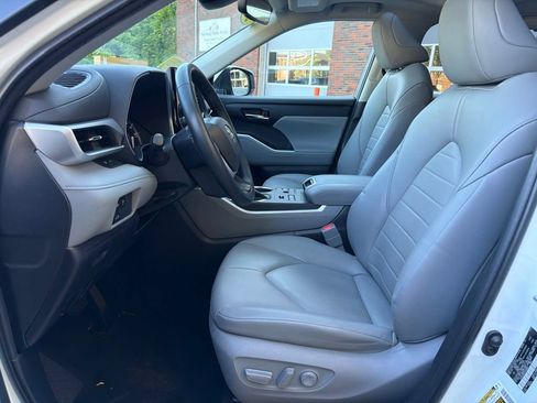 Used 2023 Toyota Highlander XLE AWD/4WD image 14