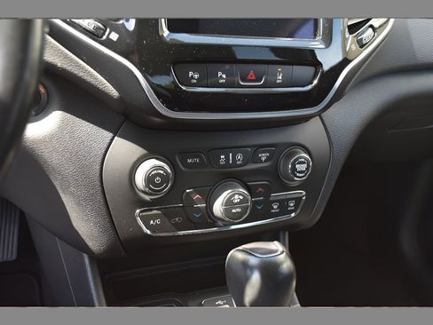 Used 2021 Jeep Cherokee Limited image 23